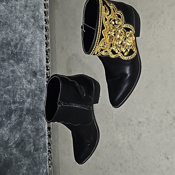 Black Pointed Toe Ankle Booties with lovely Western Embroidery - Picture 4 of 6